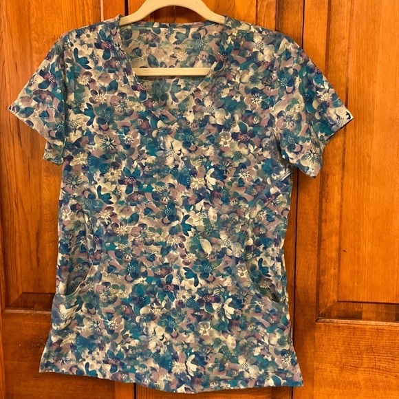Advantage ButterSoft Scrub Top in XS. - Picture 1 of 8
